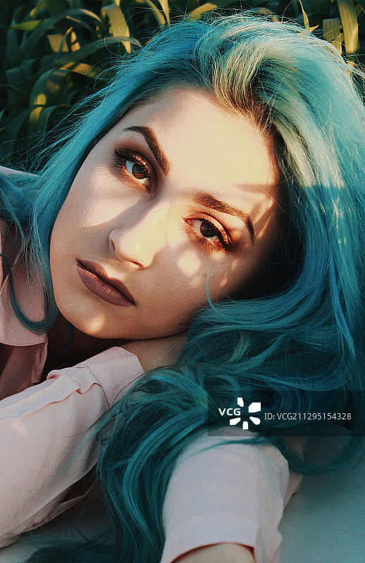 在塞尔维亚库尔平乡村田野里，一位留着蓝色头发的年轻白人女子图片素材