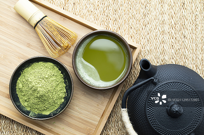 托盘上放着健康养生的日式抹茶和茶壶图片素材