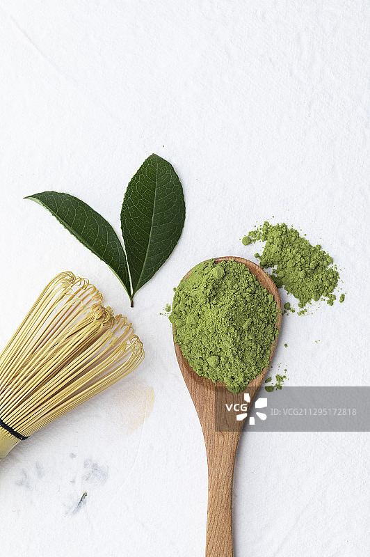 一勺抹茶粉和一把刷子图片素材