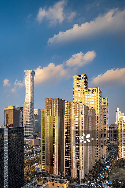 黄昏下的北京国贸银泰中心图片素材