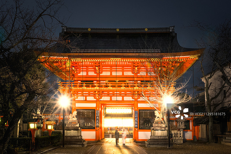 日本京都八坂神社夜景雨中恋人图片素材