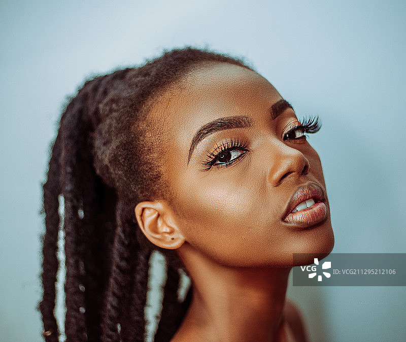 留着脏辫的年轻黑人女性肖像图片素材