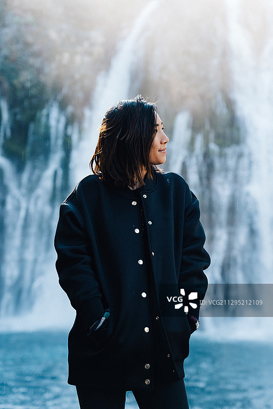 站在美国伯尼瀑布旁的亚洲女人图片素材