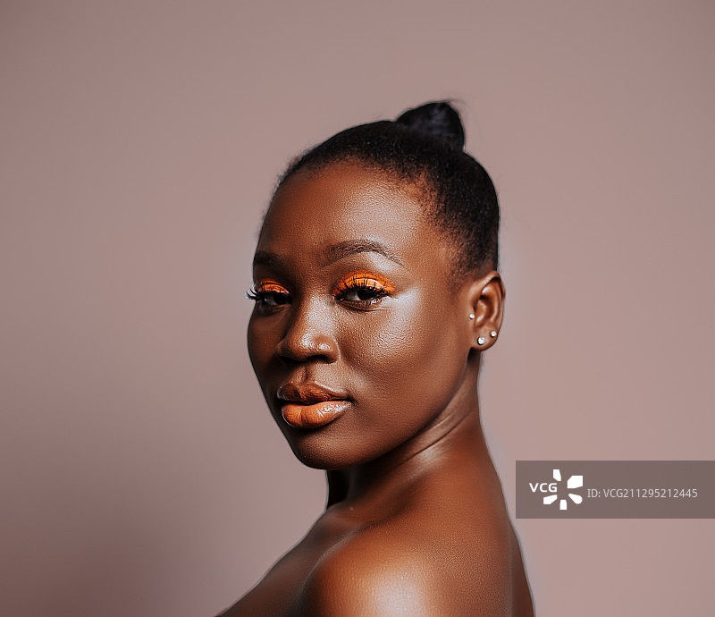 橙色眼影的黑人成年女性美容肖像图片素材