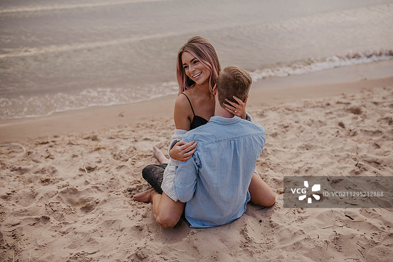 情侣在科菲维尔海滩，美国图片素材
