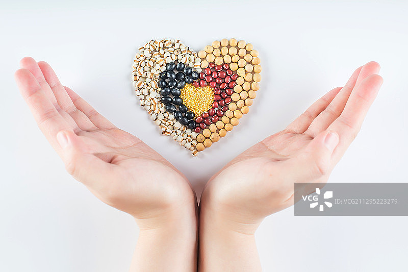 双手捧着粮食，节约粮食杜绝浪费创意图片。图片素材