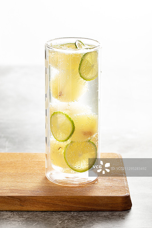 荔枝气泡水图片素材