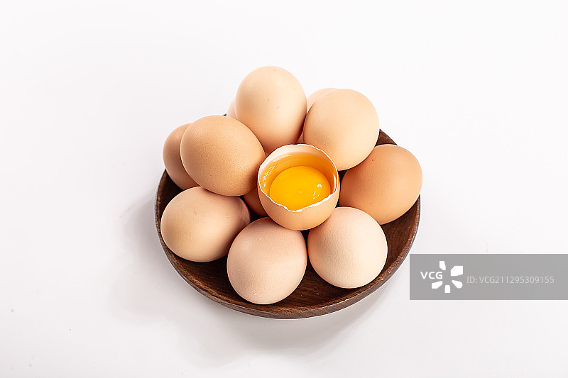 满满一盘新鲜鸡蛋放在白底背景上图片素材
