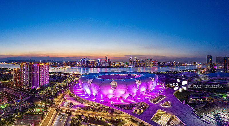 俯瞰杭州奥体中心夜景图片素材