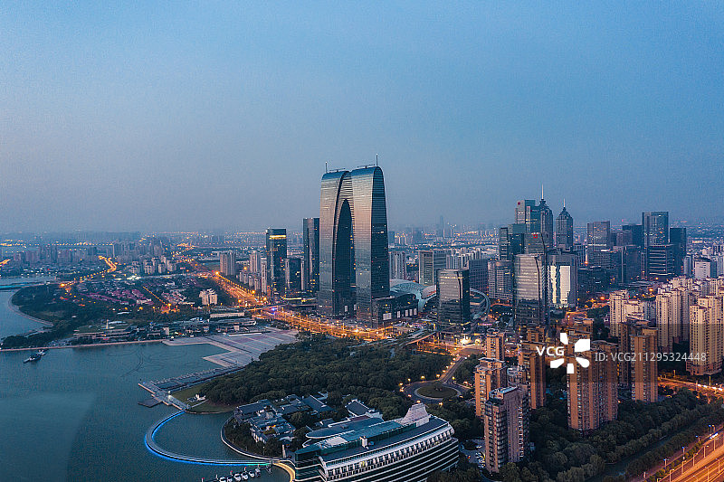 日出时分的苏州园区图片素材