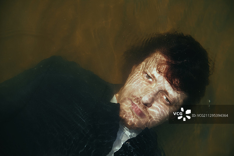 19世纪风格水下男子油画效果照片，适用于书籍封面图片素材