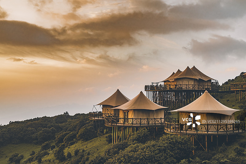 贵州乌蒙大草原帐篷酒店图片素材