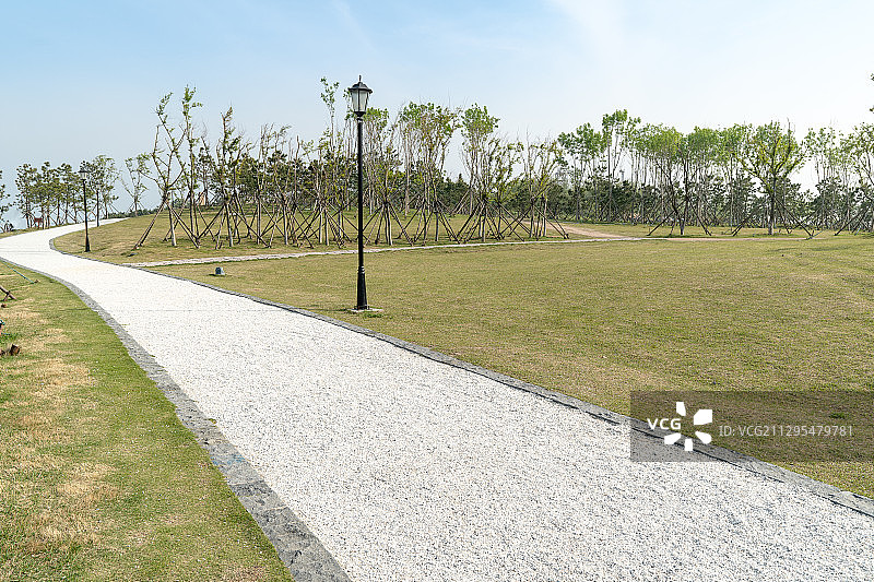 蓝天下草坪上的白色石子路图片素材