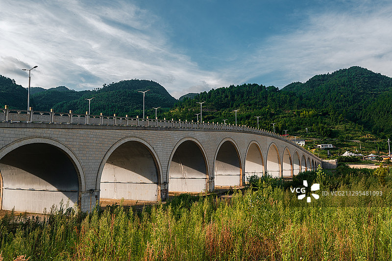 重庆万盛板辽湖景区溱溪桥-十七孔桥图片素材