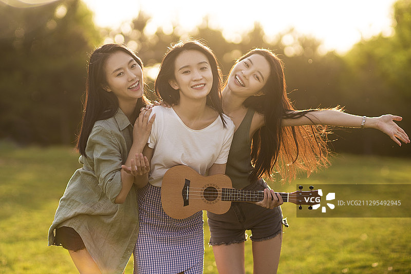 闺蜜在户外玩耍图片素材