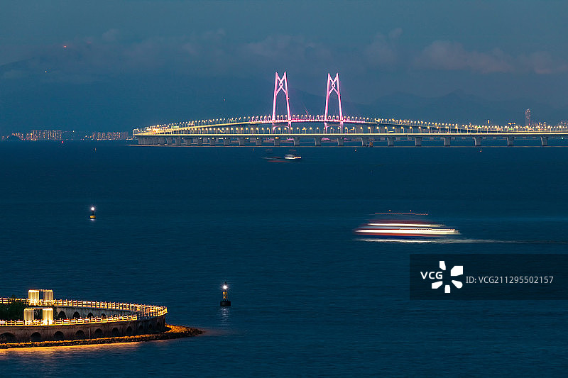 横跨珠江口海域伶仃洋上的港珠澳大桥图片素材