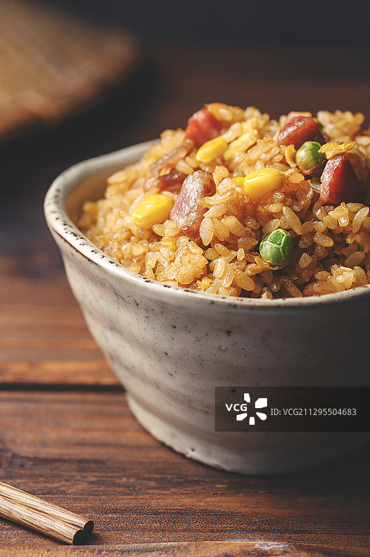 碗里的酱油炒饭图片素材