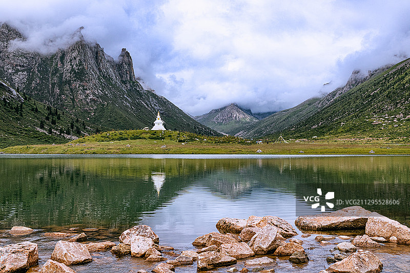 莲宝叶则石头山风景图片素材