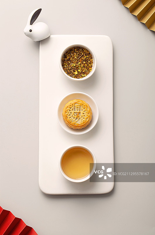 月兔和白色长碟上的中秋月饼图片素材