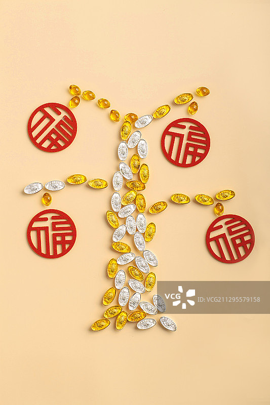 结在金元宝搭成的发财树上的福字果实图片素材