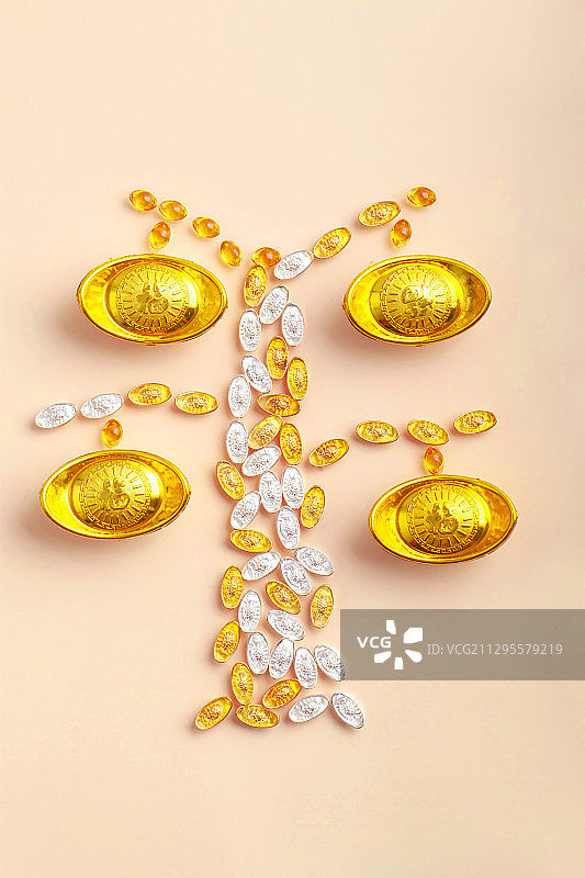 结在金元宝搭成的发财树上的大元宝果实图片素材