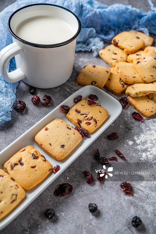 水泥桌面上的蔓越莓曲奇饼干图片素材