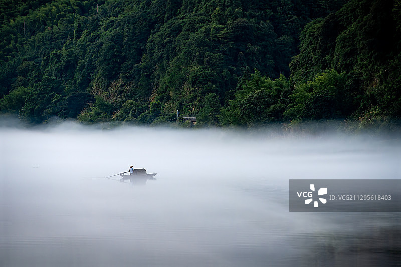 雾漫小东江图片素材