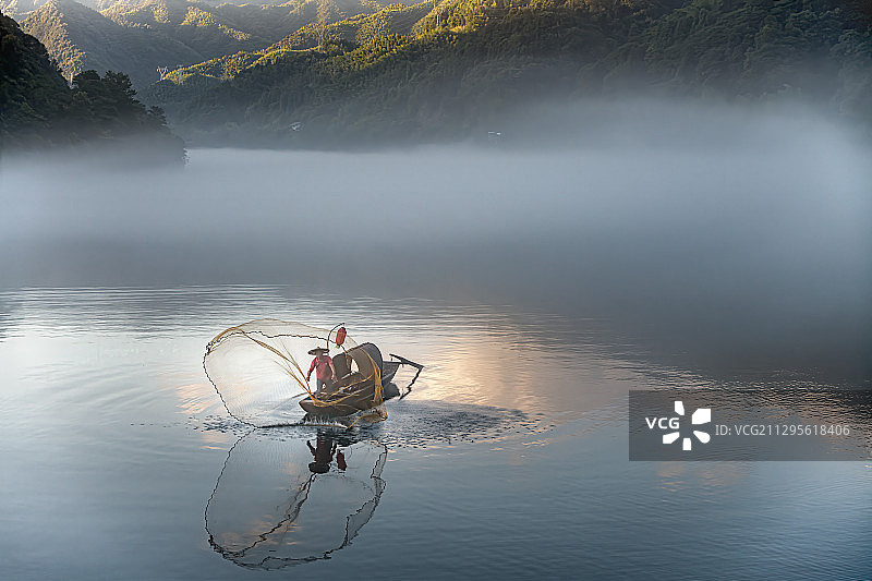雾漫小东江图片素材
