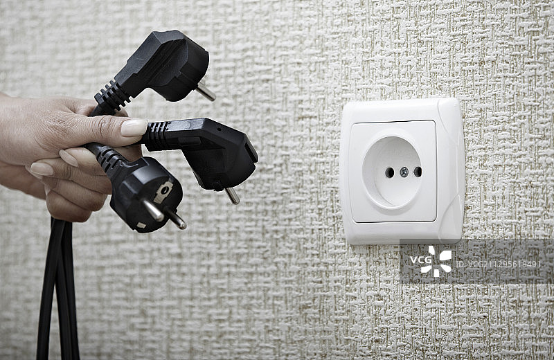 手持三个电缆连接插座图片素材