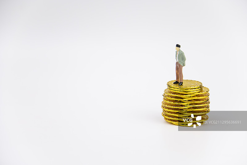 商务人士站在金币上图片素材