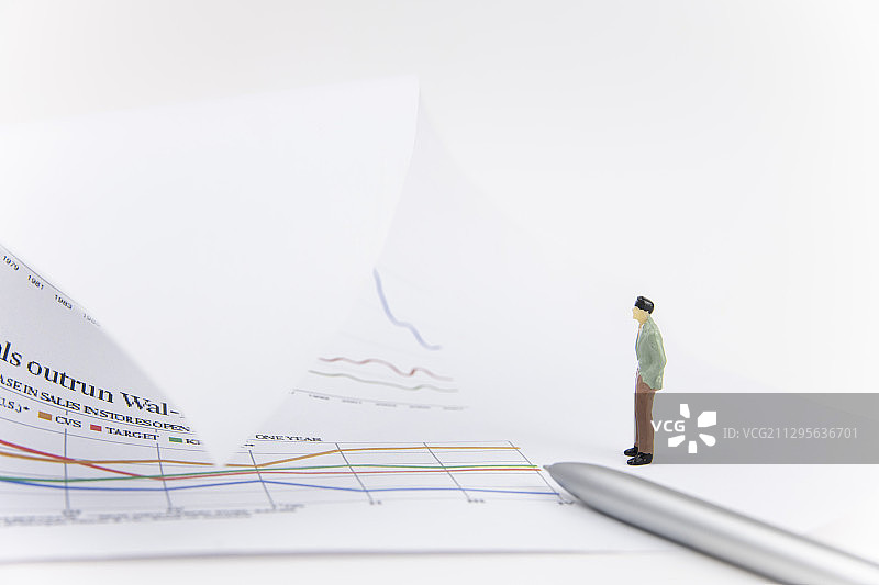 站在商业图表上的商务人士图片素材