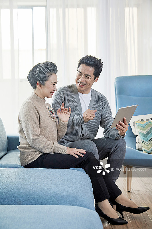 坐在沙发上的两位老人图片素材