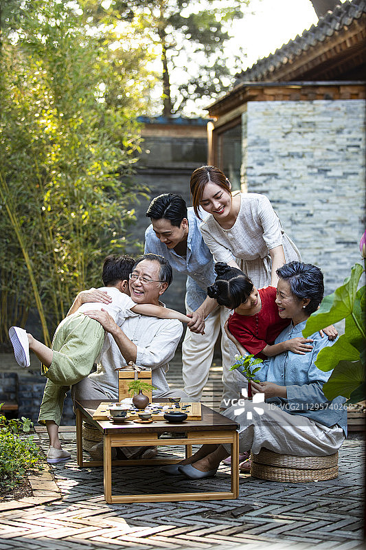 中秋节一家六口团圆聚会图片素材
