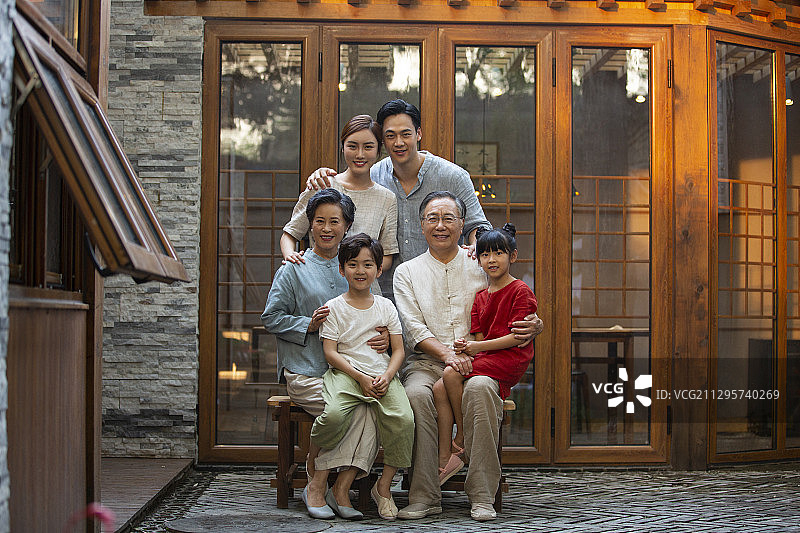 中秋节一家六口全家福图片素材