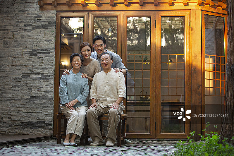 中秋节户外四合院一家四口全家福图片素材