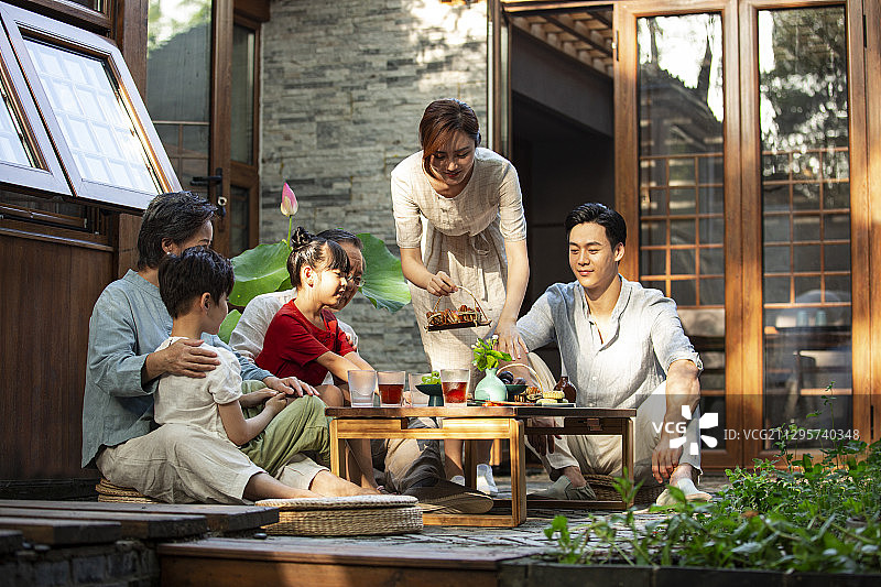 中秋节一家六口团圆聚会吃螃蟹和月饼图片素材