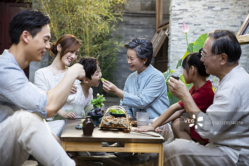 中秋节一家六口团圆聚会吃饭图片素材