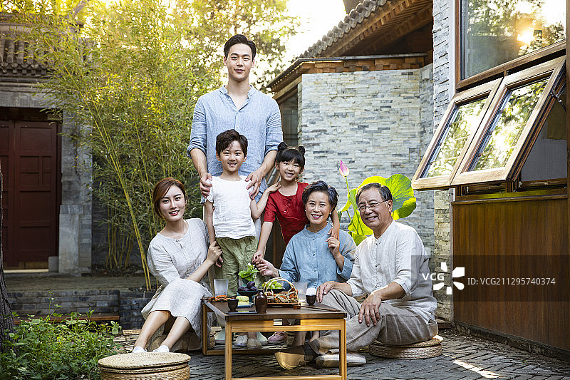 中秋节一家六口团圆聚会图片素材