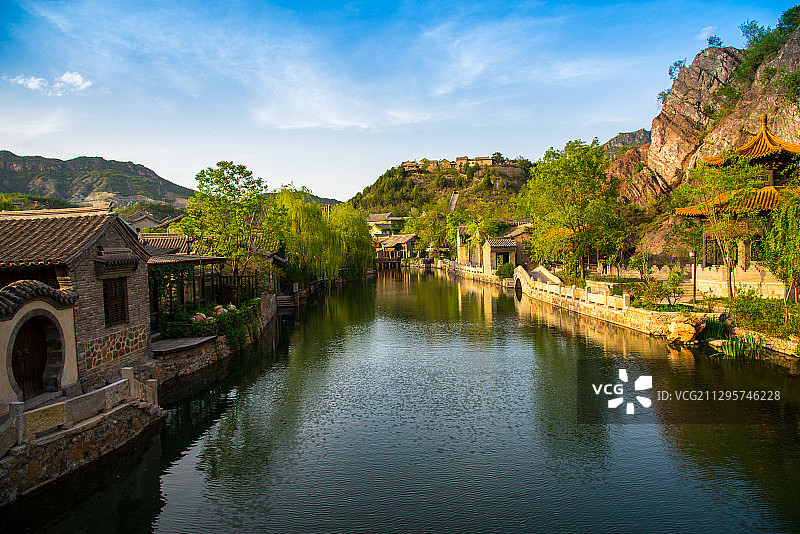 古镇的河流与民居相伴图片素材