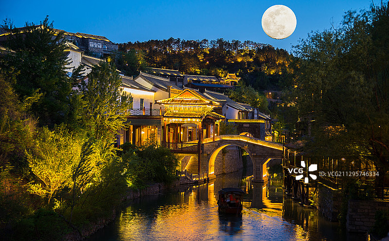 夜晚古镇灯光点缀的建筑群图片素材