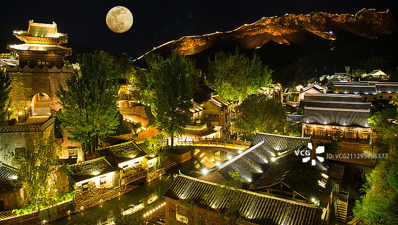 夜晚古镇灯光点缀的建筑群图片素材