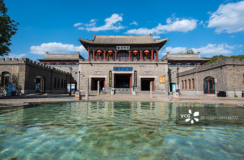 蓝天白云下古北水镇的大门图片素材