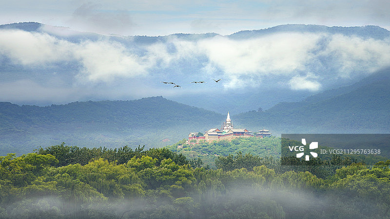 暴雨后的玉泉山妙高塔图片素材