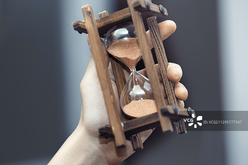 手持沙漏图片素材