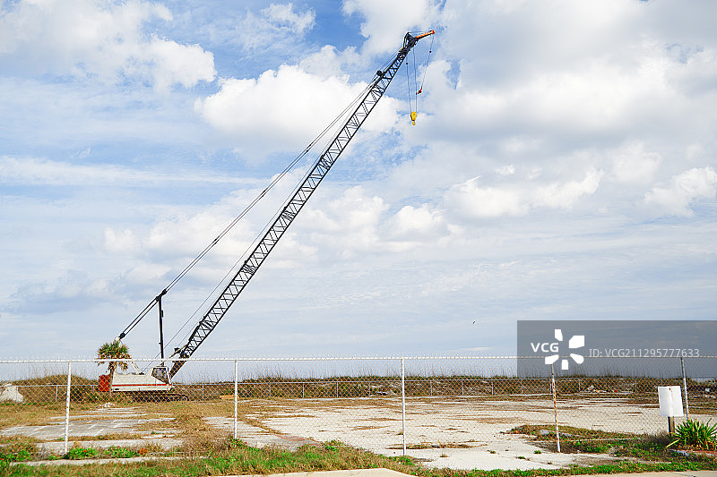 建筑工地上的移动式起重机图片素材