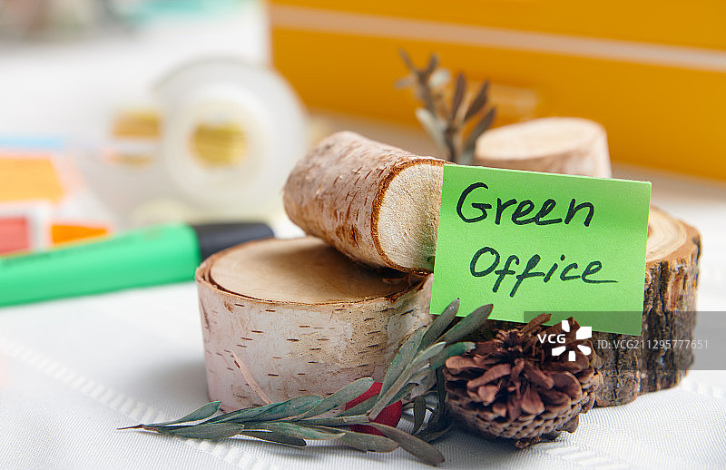 带有绿色办公文本的便签纸在微型树桩上图片素材