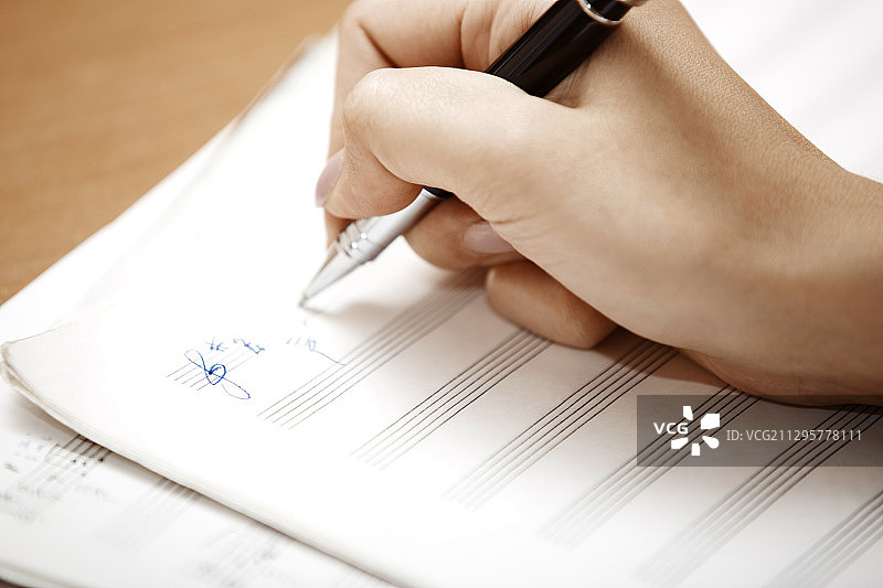 音乐家写音符的手图片素材