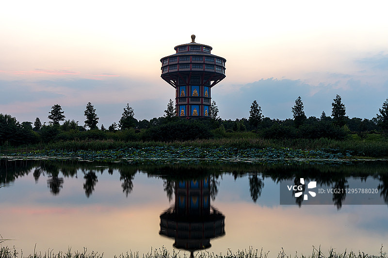 夕阳里的佛塔钟楼，江苏扬州高旻寺钟之巅图片素材