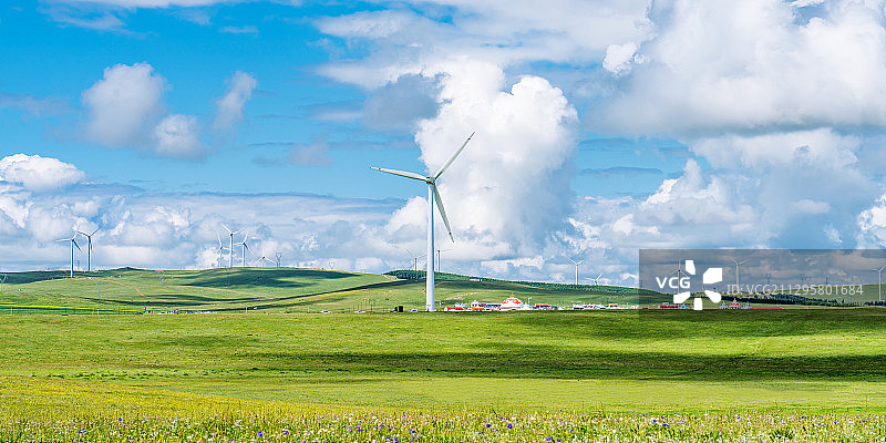 中国内蒙古辉腾锡勒草原上的风电场图片素材