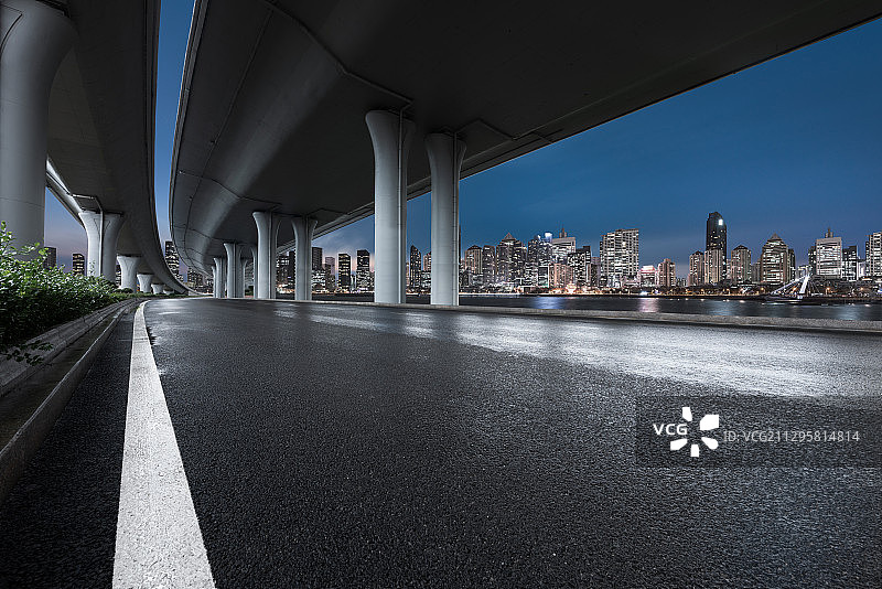 高架桥下城市道路图片素材